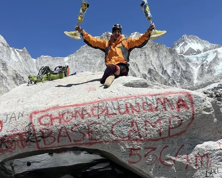 صعود بینظیر کوهنورد ایرانی با دو پای مصنوعی به اورست