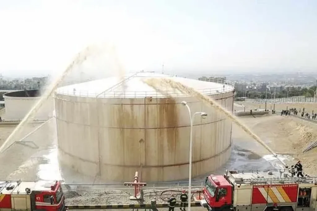 فیلم| آتش‌سوزی در انبار مشتقات نفتی شهران تهران؛ دود سیاه علت سوختن مشتقات نفتی است