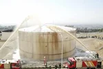 فیلم| آتش‌سوزی در انبار مشتقات نفتی شهران تهران؛ دود سیاه علت سوختن مشتقات نفتی است