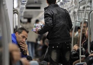 طرد دستفروشان اتباع از مترو و شهر تهران؛ ساماندهی دستفروشان با رویکردی جدید