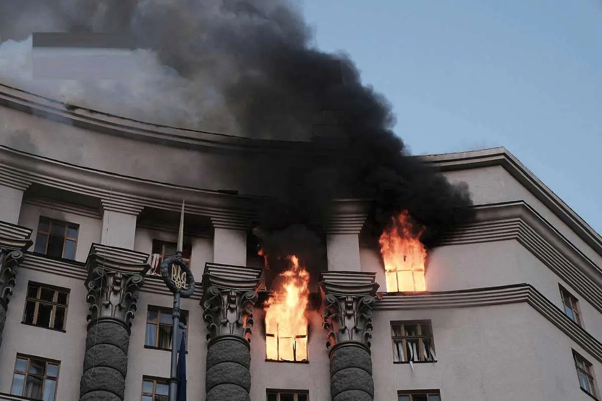 فیلم| آسیب به ساختمان دولت اوکراین در حمله هوایی روسیه