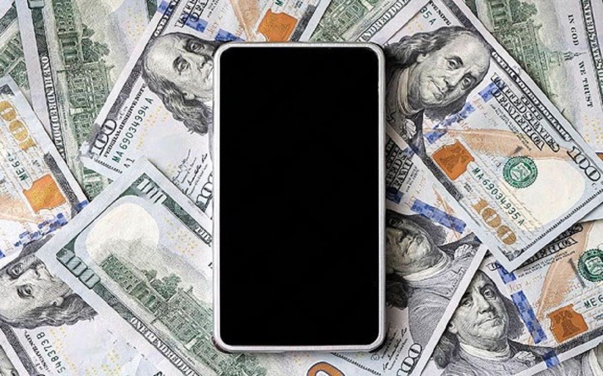 واردات موبایل با دلار ۷۰ هزار تومانی، فروش با دلار ۱۰۰ هزار تومانی؛ دلیل افزایش قیمت چیست؟