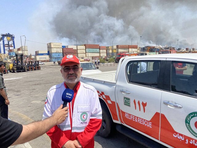 ادامه تلاش‌ها برای اطفای کامل حریق بندر شهید رجایی/ چالش وزش باد