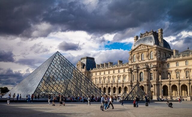 سرقت مسلحانه از موزه لوور پاریس؛ موزه برای یک روز تعطیل شد