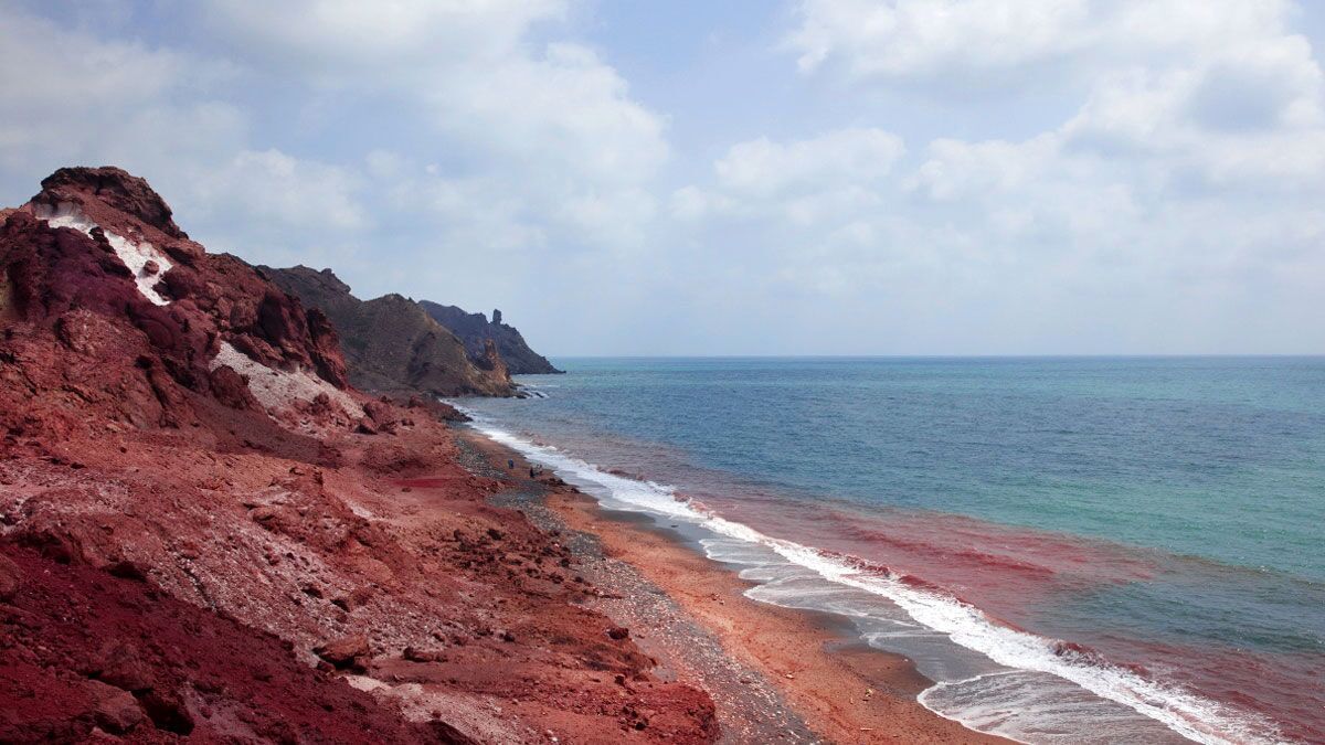 ۴۰ کیلو خاک و سنگ هرمز از مسافری در بندر شهید باهنر کشف شد