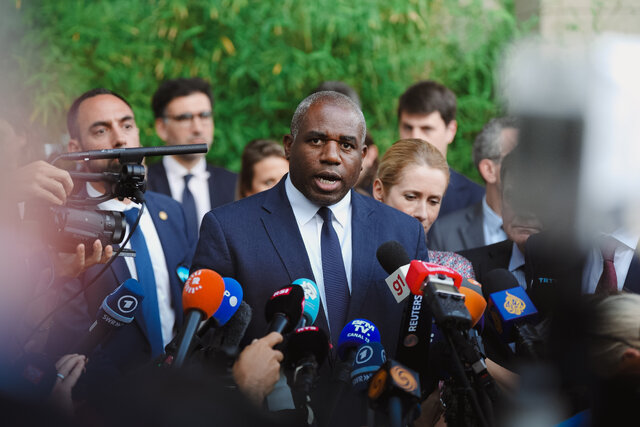 لمی: صلح‌آمیز بودن برنامه غنی‌سازی ایران را نمی‌پذیرم / تهدید به فعال‌سازی مکانیسم ماشه