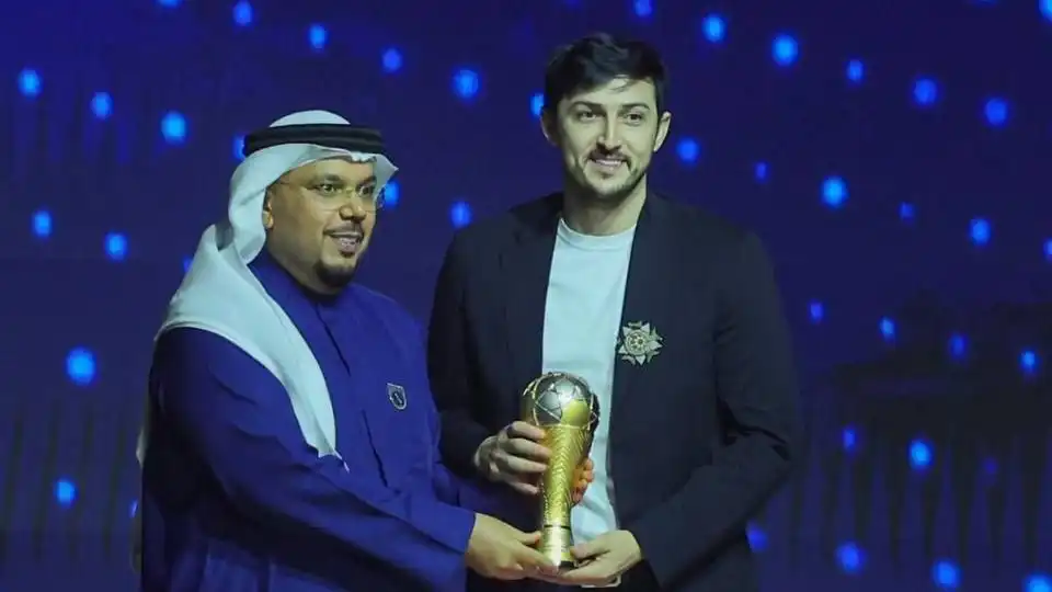فیلم| سردار آزمون برنده توپ طلای فوتبال امارات شد