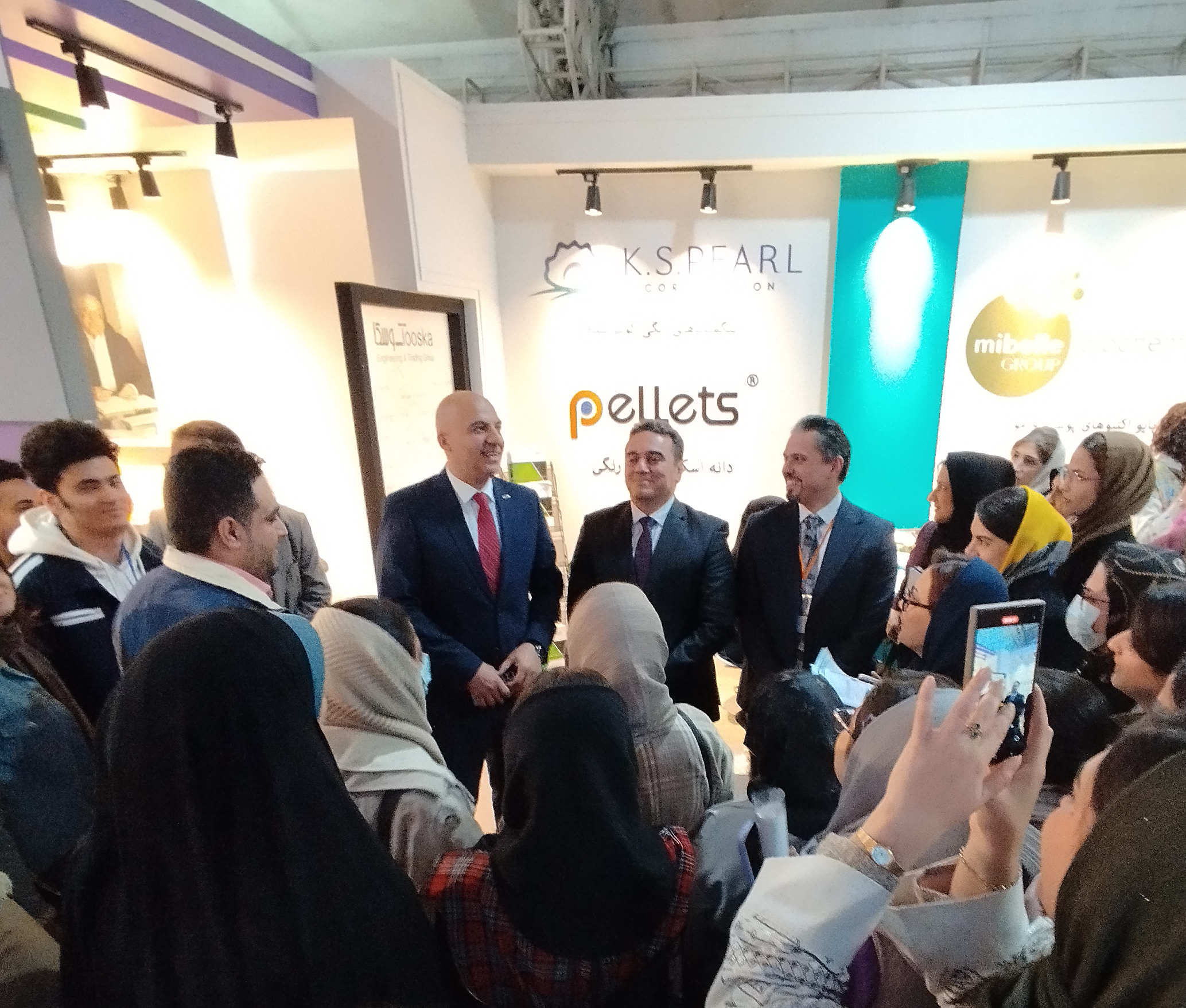 بازرگانان و واردکنندگان مواد اولیه، مکمل تولید و حامی تولیدکننده هستند