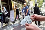 قیمت دلار امروز پنجشنبه ۶ شهریور ۱۴۰۴؛ عبور از مرز ۱۰۰ هزار!