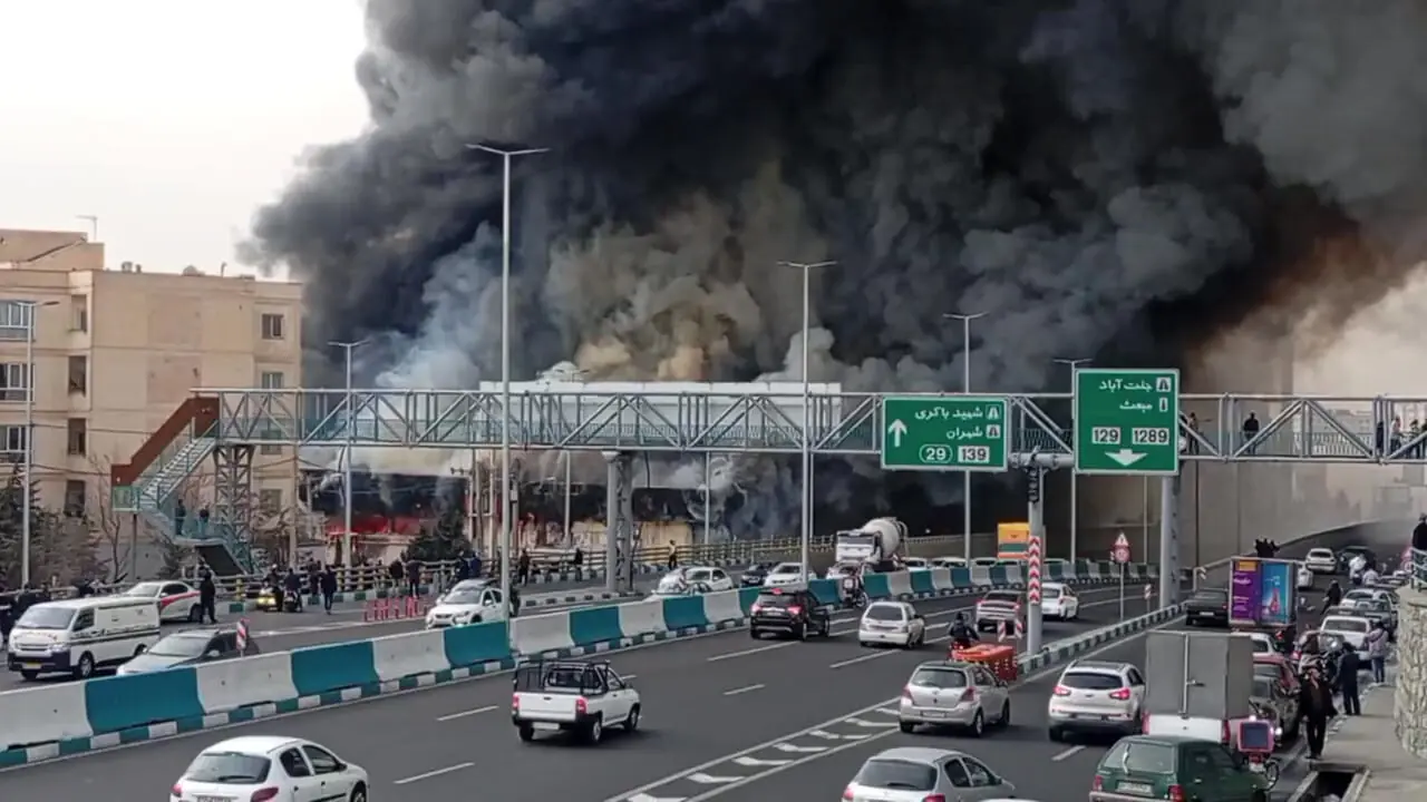 فیلم| وقوع آتش‌سوزی گسترده در بازارچه جنت‌آباد تهران