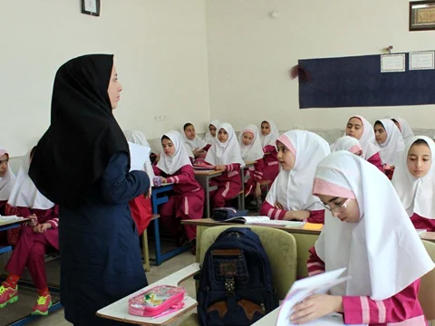 کاهش ساعات تدریس معلمان مدارس غیردولتی به ۳۰ ساعت