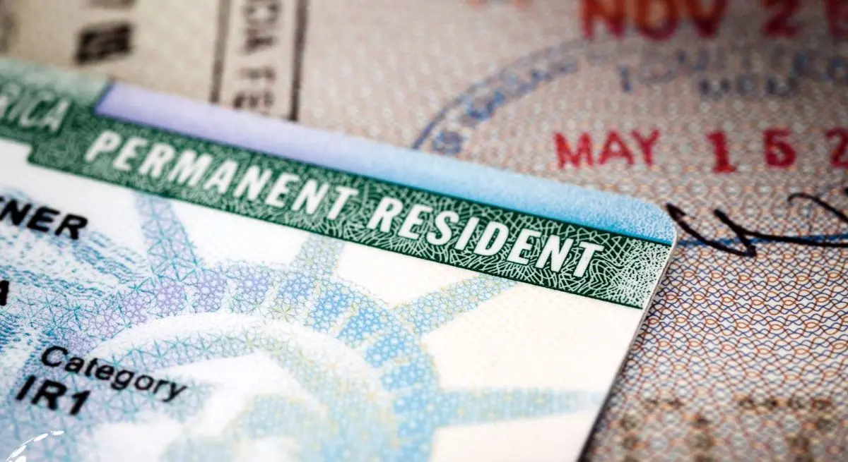 دولت آمریکا بازبینی گرین‌کارت‌های صادرشده برای اتباع ایران و ۱۸ کشور را آغاز کرد