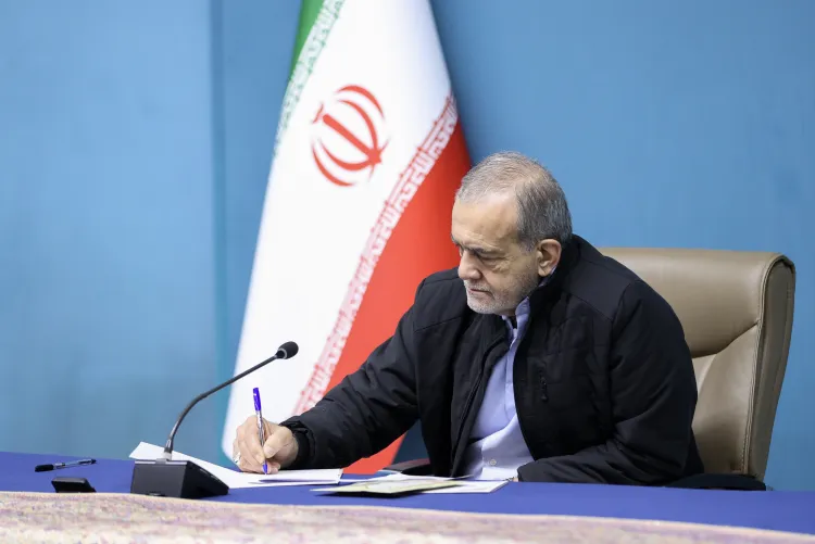 پزشکیان: مردم ایران نشان دادند راه گذر از مشکلات، همبستگی ملی است