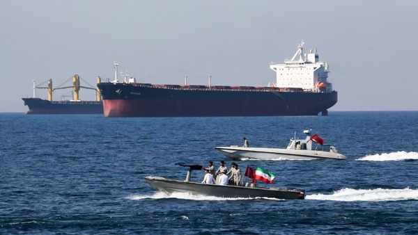 تلاش ایالات متحده برای تنگ‌تر کردن محاصرۀ نفتی ایران