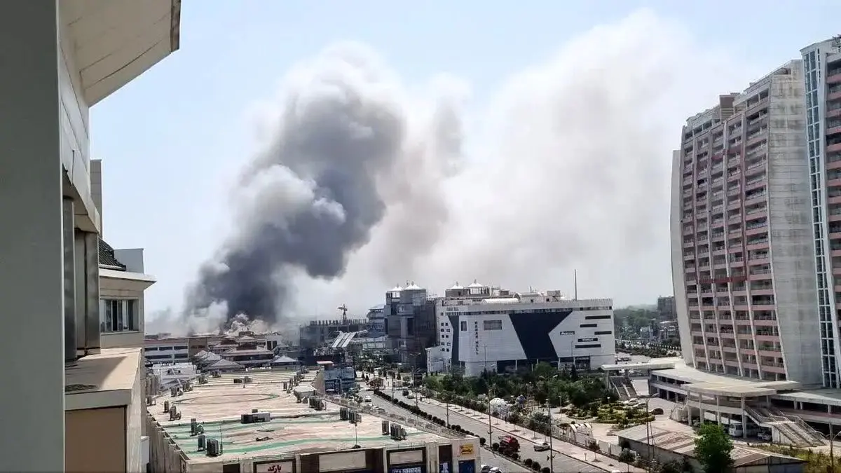 فیلم| آتش‌سوزی در مجتمع تجاری ونوس انزلی؛ انبار لباس دچار حریق شد