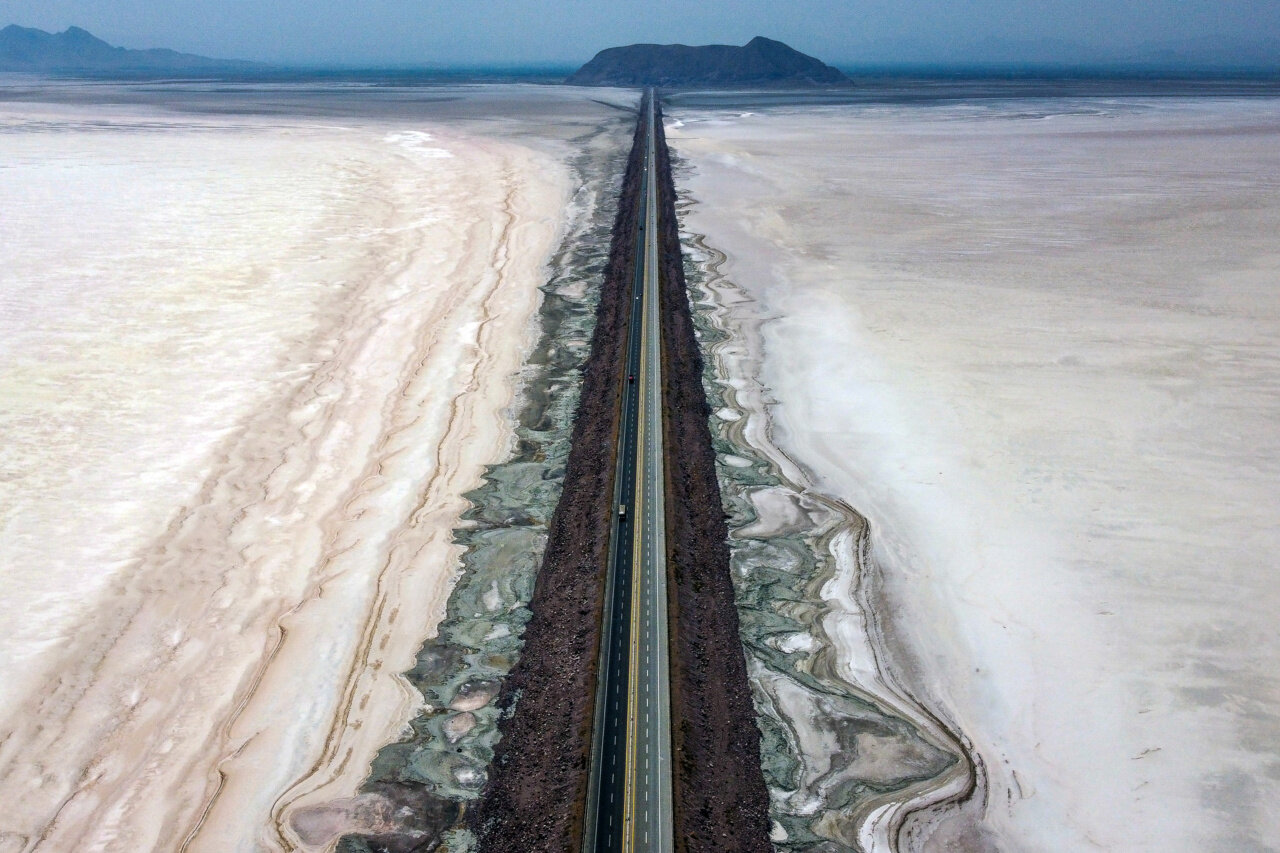 از نگین فیروزه‌ای تا شوره‌زار سفید؛ تصویر ناسا از دریاچه ارومیه