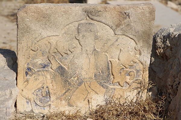 تخریب و آتش‌زدن سنگ‌گورها در گورستان قاجاری بیدزرد فارس