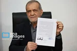 عکس| تصویر لحظه امضای تفاهم آسلام آباد توسط پزشکیان