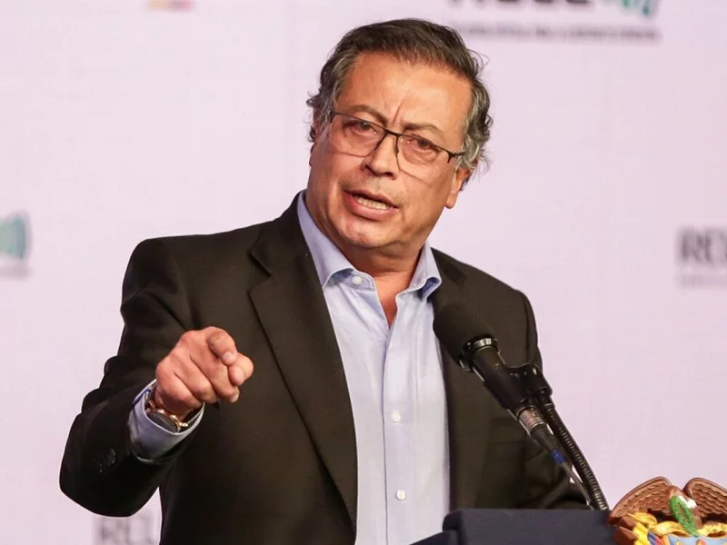 گوستاوو پترو، رئیسجمهور کلمبیا خطاب به دونالد ترامپ: من عقبنشینی نمیکنم و هرگز زانو نخواهم زد