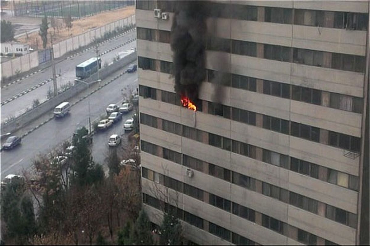 وقوع حریق در مجتمع مسکونی اکباتان و مصدومیت ۳۲ نفر