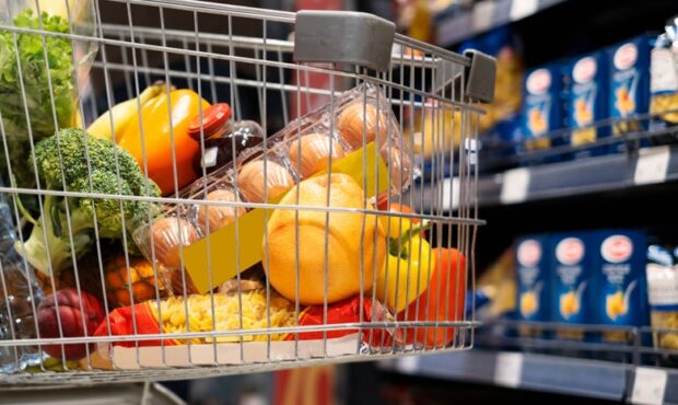 تورم ۹۰ درصدی خوراکی‌ها در دی‌ماه ۱۴۰۴؛ تورم نقطه‌به‌نقطه خوراکی‌ها و آشامیدنی‌ها به ۸۹.۹ درصد رسید