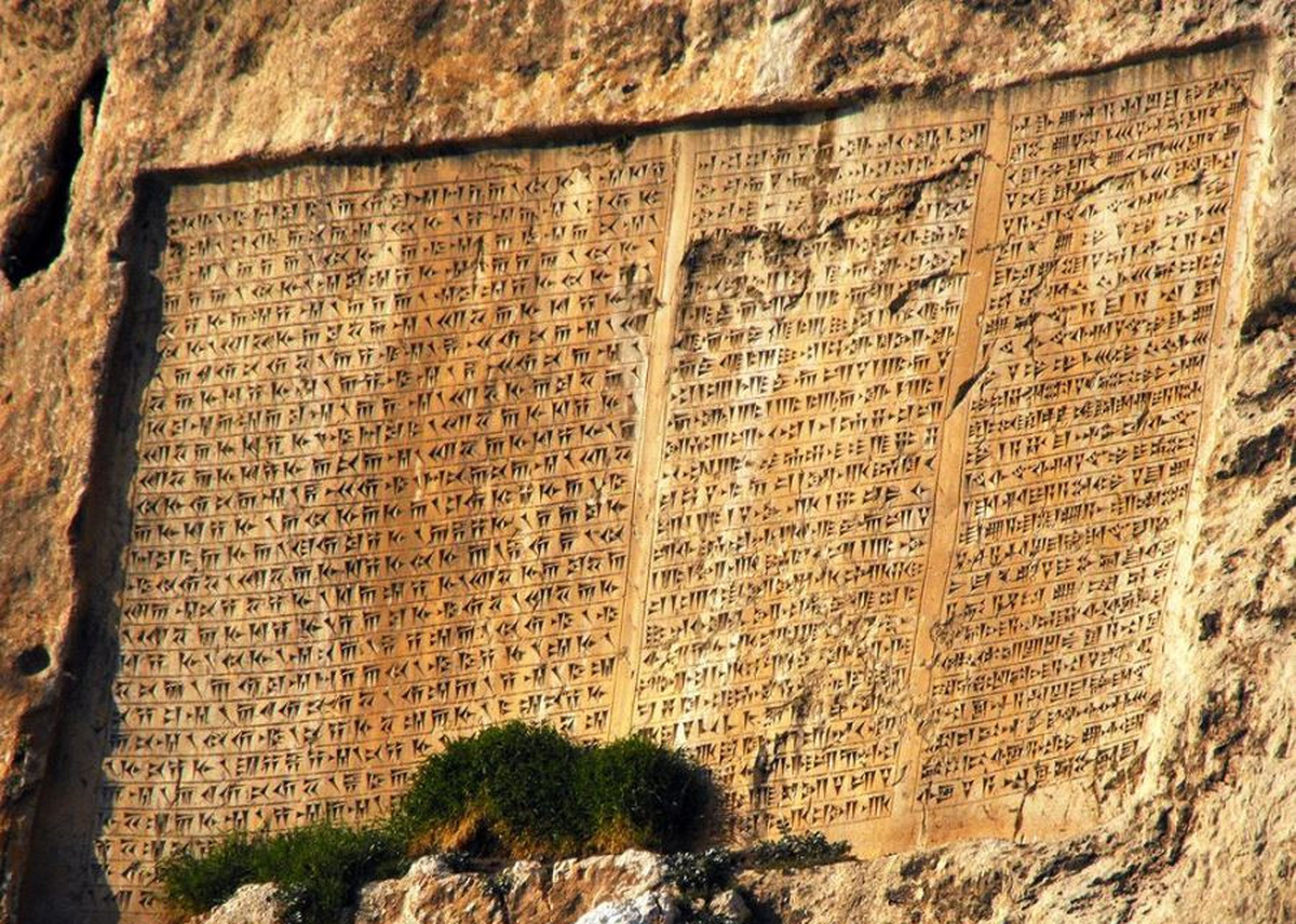 شکوه یک کتیبه: نگاهی به کتیبۀ سه زبانۀ خشایارشا؛ جلوۀ قدرت هخامنشیان