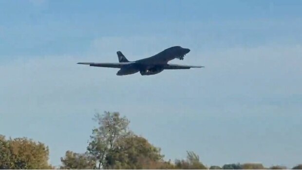 خروج بمب‌افکن‌های B-1B آمریکا از پایگاه فیرفورد انگلیس