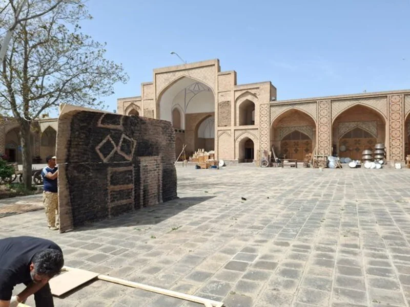 توضیحات درباره رنگهای تیره مسجد جامع عتیق در حین تصویربرداری سریال بامداد خمار