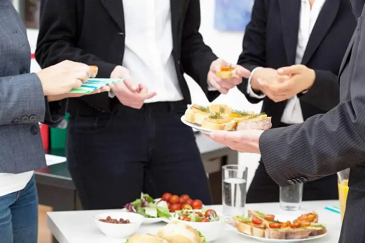 صبحانه خوردن در ادارات ممنوع شد / امکان ثبت شکایت از کارمندان متخلف با شماره ۱۲۸