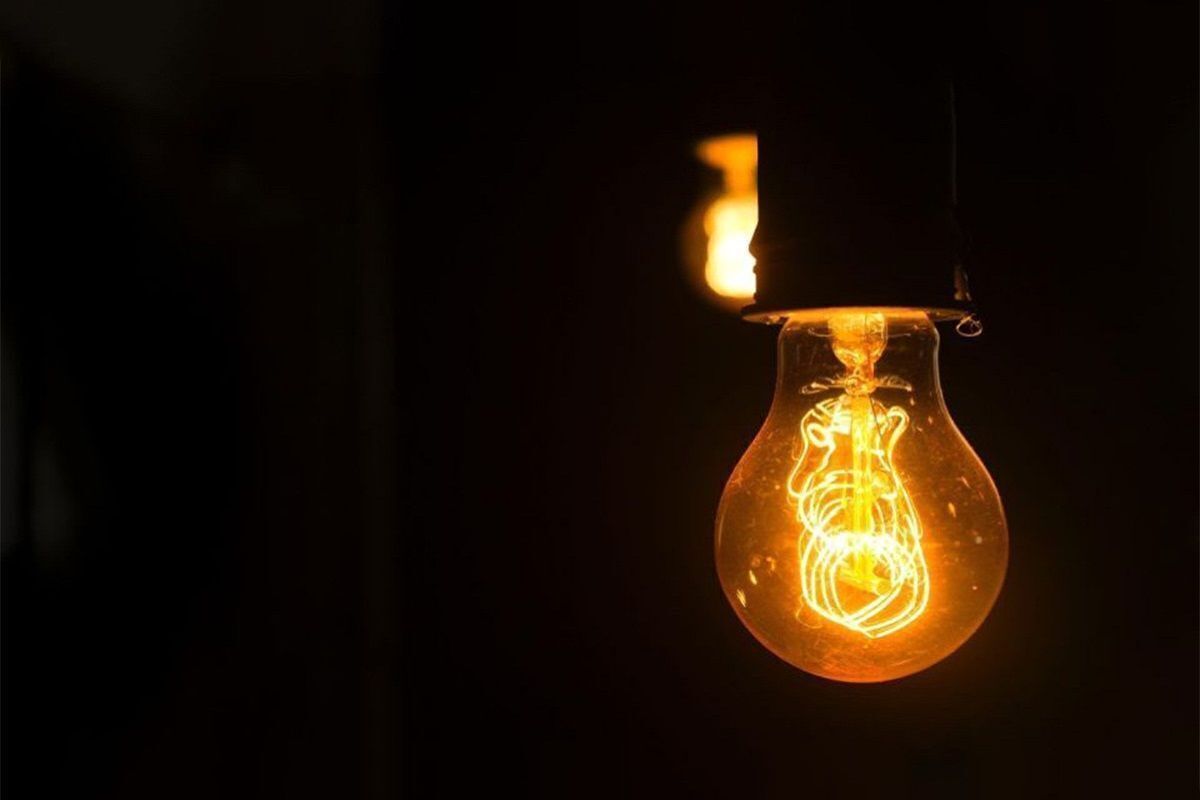 فیلم| وقوع قطعی برق در میانه نشست خبری وزیر بهداشت