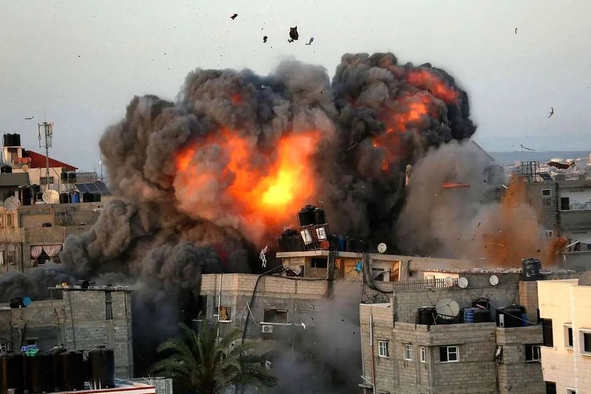 حمله هوایی اسرائیل به فرودگاه صنعا (فیلم)