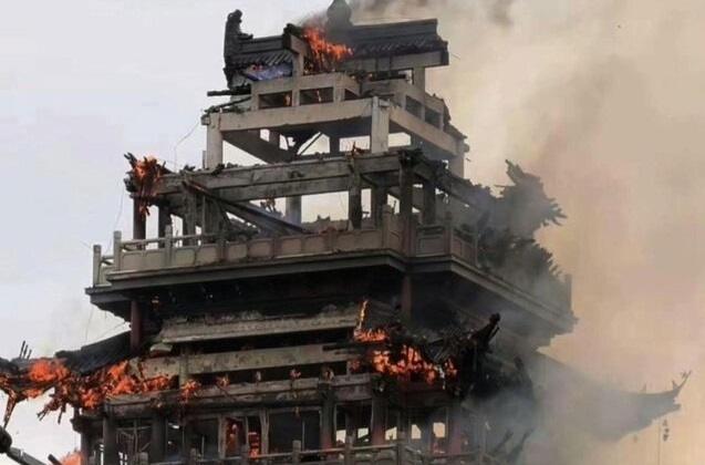 فیلم| معبد ۱۵۰۰ ساله یونگ‌چینگ چین در آتش سوخت