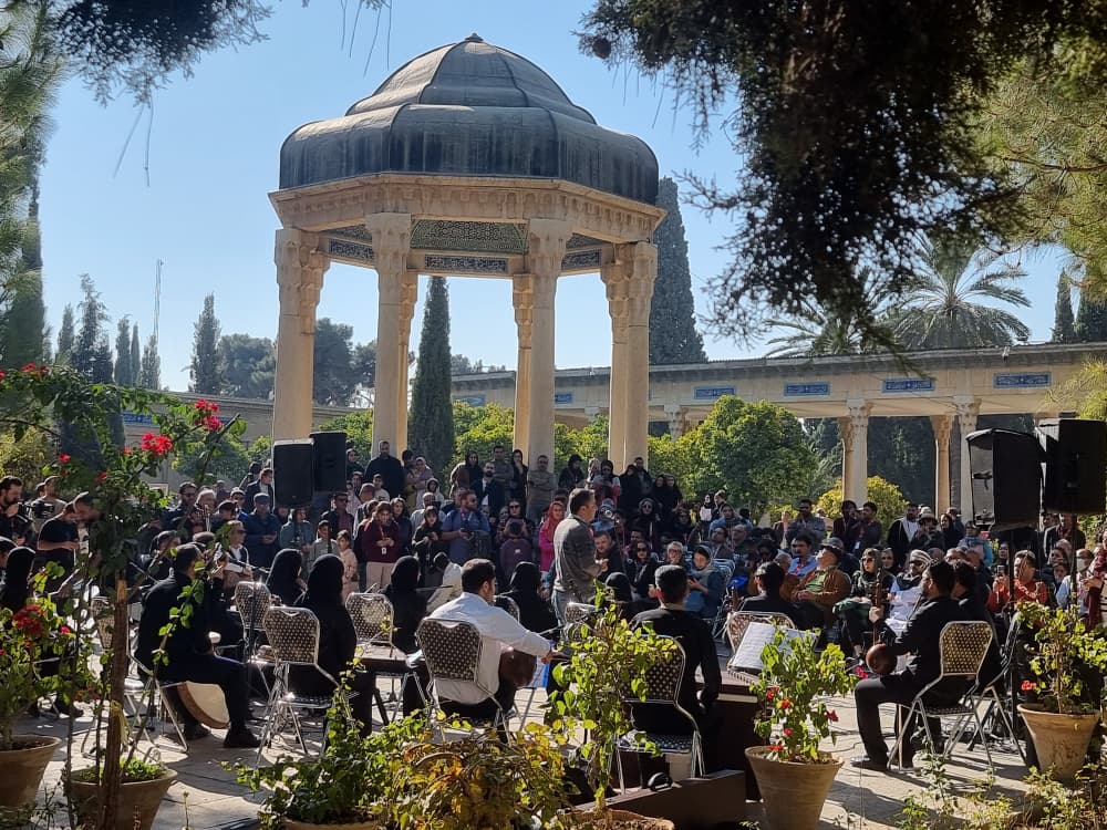 مهمانان خارجی چهل‌و‌سومین جشنواره جهانی فیلم فجر در آرامگاه حافظ حضور یافتند
