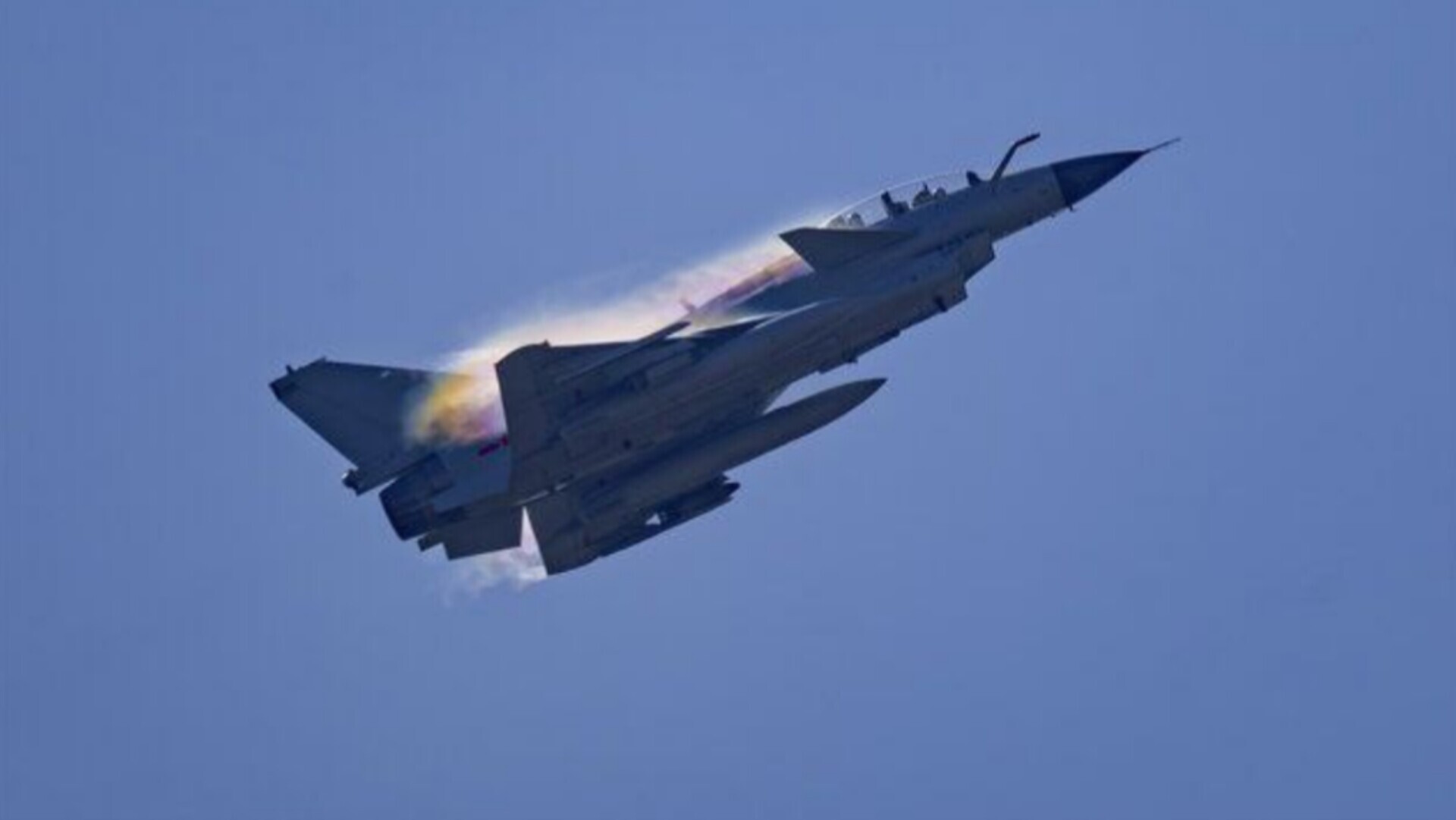 یوزویک به نقل از وزارت دفاع چین: مایل هستیم که جنگنده چند منظوره J-۱۰ خود را به «کشور‌های دوست» عرضه کنیم/ «چند کشور» در حال مذاکره برای خرید تسلیحات از ما هستند