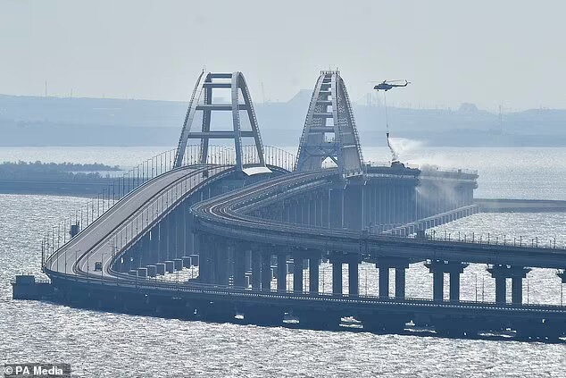 حمله سنگین اوکراین به پل استراتژیک کریمه با ۱۱۰۰ کیلوگرم مواد منفجره (فیلم)